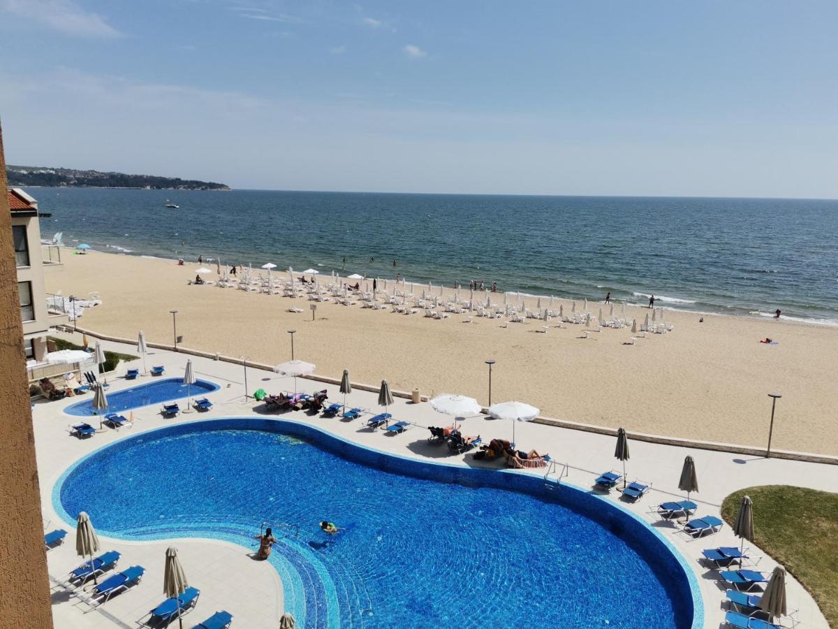 Apartament в бийч на първа линия с перфектен изглед към плажа! *